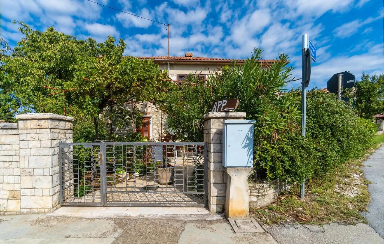 Nice Apartment In Umag With Kitchen Κροατία